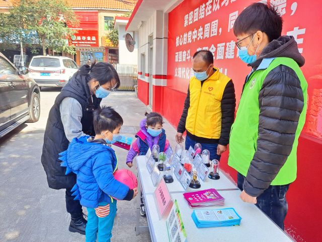 圩仔居民在宣傳攤位前駐足觀看、了解仿真毒品.jpg