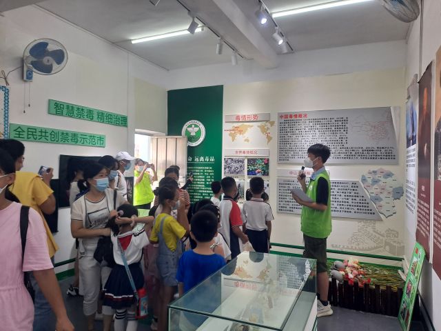 三鄉(xiāng)鎮(zhèn)開展“拒絕毒品，你我同行“禁毒教育基地參觀活動(dòng)照片1.jpg