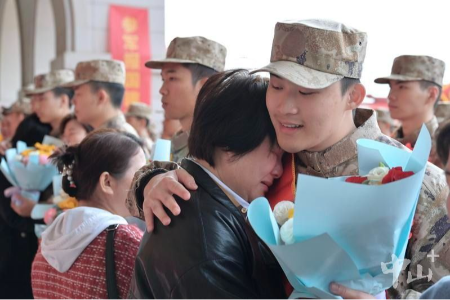 戎裝加身踏征程，中山歡送數(shù)百名新兵赴軍營(yíng)